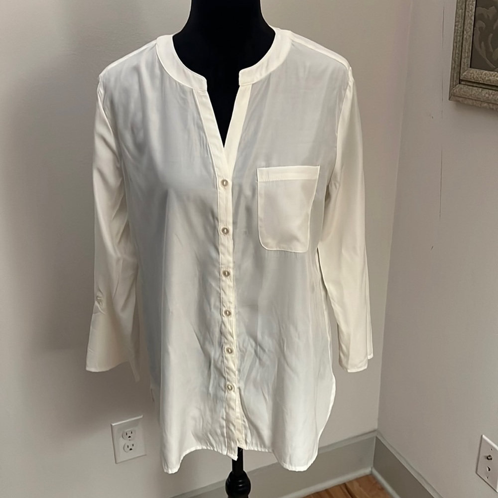 Chico’s Ivory polyester / rayon blend tunic style buttoned down top blouse Sz M